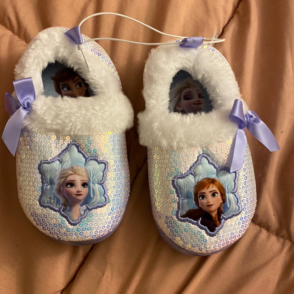 Ana & Elsa house shoes 😍